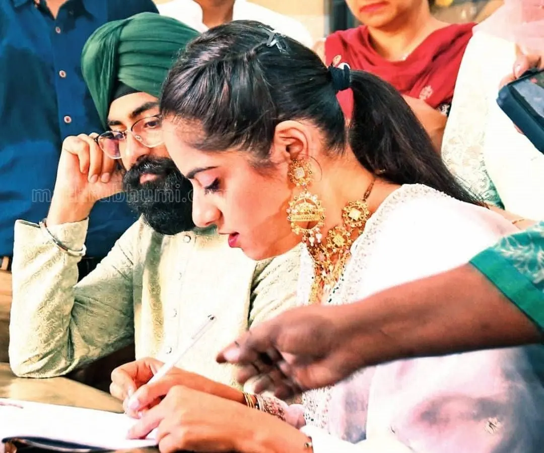 Mantej Singh and Inderpreet Kaur registering their marriage at the Sub-Registrar's Office on MG Road, Ernakulam | Photo: Ridhin Damu