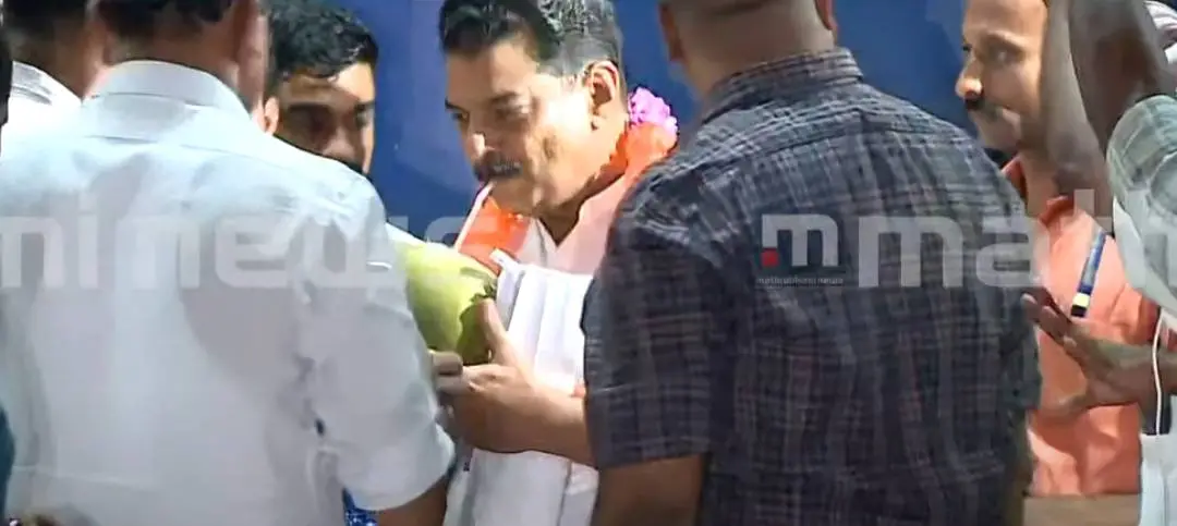 പി.വി അന്വര് ജയില് മോചിതനായപ്പോള് | Photo: Screen grab/ Mathrubhumi News