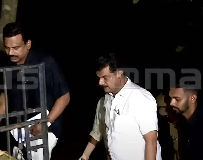 പി.വി. അൻവർ എം.എൽ.എ.യെ റിമാൻഡ് ചെയ്ത് ജയിലിലേക്ക് കൊണ്ടുപോകുന്നു | Photo: Screengrab/ Mathrubhumi News