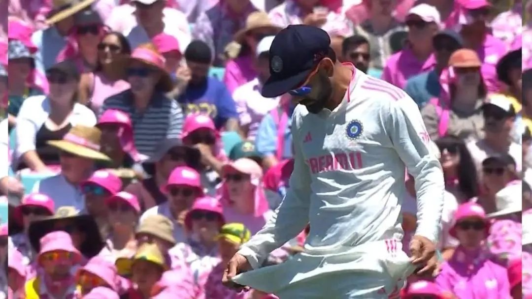 Kohli's gesture towards Sydney crowd. | Photo: X/@mufaddal_vohra