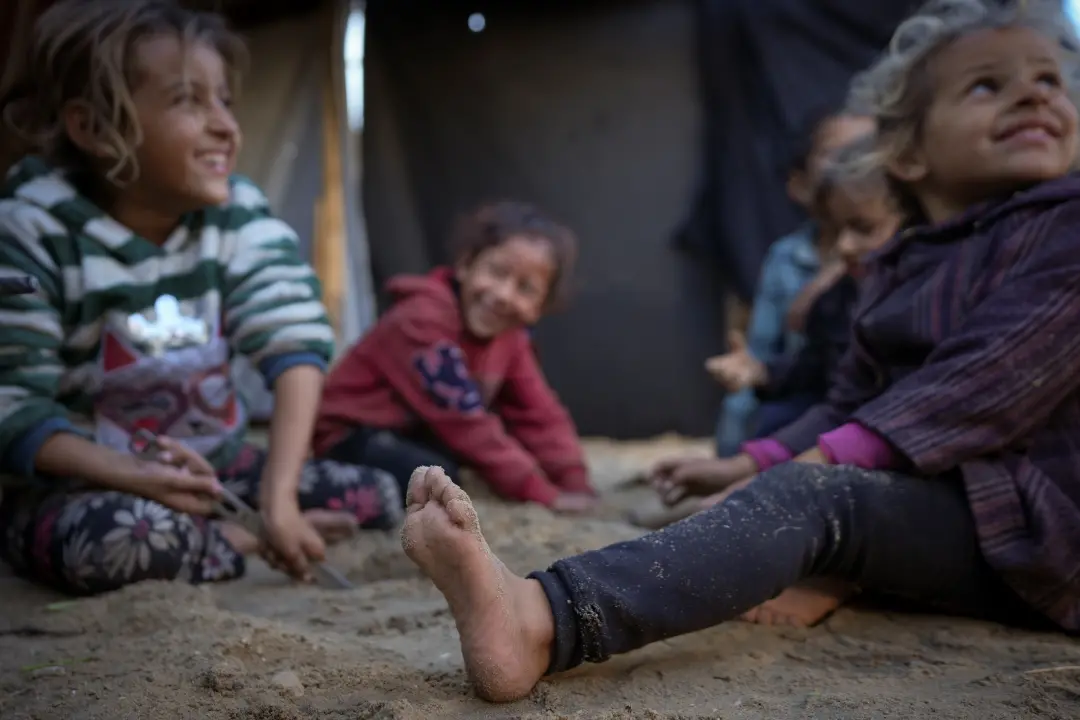 Children displaced from Jabaliya in northern Gaza, play next to their tent at a camp in Khan Younis, Gaza Strip | Photo: AP