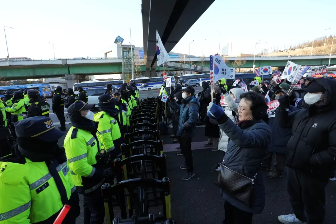 Supporters of impeached South Korean President Yoon Suk Yeol stage a rally to oppose a court having issued a warrant to detain Yoon, as police offices stand guard near the presidential residence in Seoul | Photo: AP