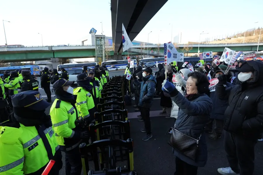 South Korean investigators 'confront security service' in standoff over arrest of President Yoon