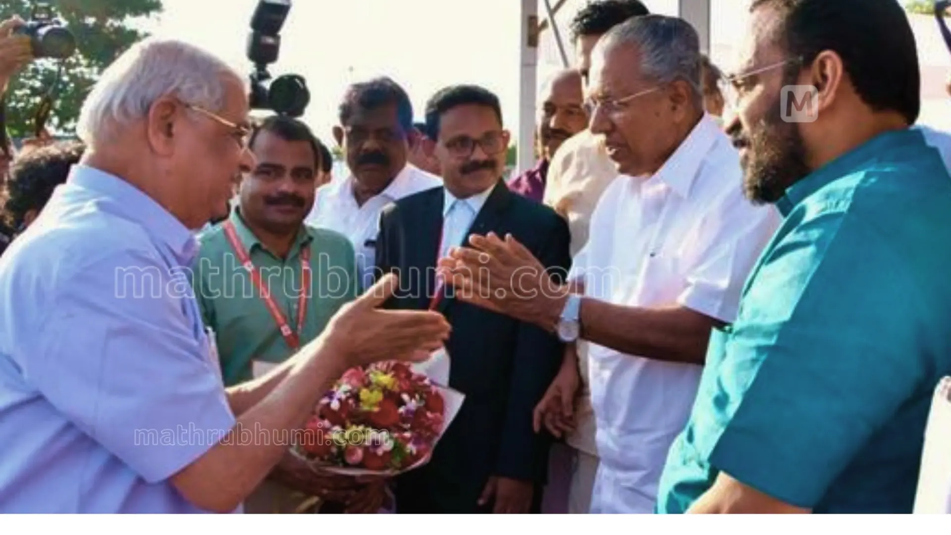 CM and other officials welcome the newly appointed Kerala Governor, Rajendra Arlekar, at Thiruvananthapuram airport on Wednesday.