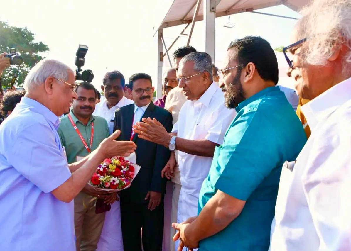 Kerala CM Pinarayi Vijayan greets Governor Rajendra Vishwanath Arlekar | X/KeralaCM