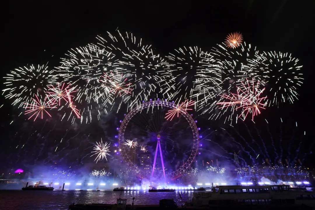 Fireworks light up the sky around the London Eye on the south bank of the River Thames to celebrate the New Year in London | Photo: AP