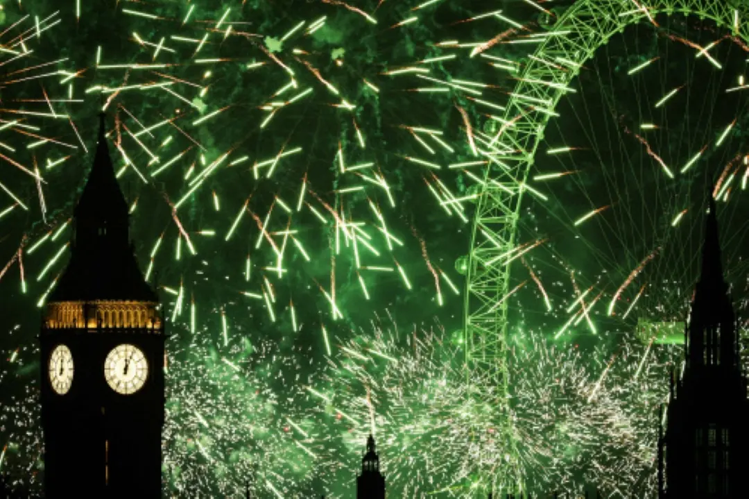 Fireworks explode in the sky around the London Eye and The Elizabeth Tower, commonly known by the name of the clock's bell, 'Big Ben', at the Palace of Westminster, home to the Houses of Parliament, in central London, just after midnight. | Photo: AFP