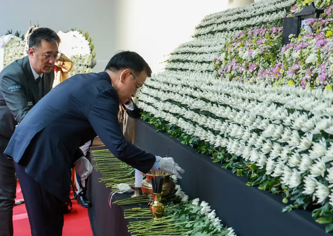 South Korea's Finance Minister and acting president Choi Sang-mok (R) pays his respects at a memorial for victims of the Jeju Air plane crash, in front of the Seoul City Hall in Seoul | Photo: AFP