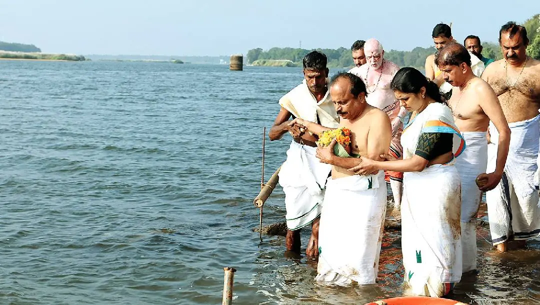 MT Vasudevan Nair's ashes being immersed in the Thirunavaya Nila by MT's nephew T. Satheesan, daughter Aswathy V Nair, and the brothers' children MT Ramakrishnan and MT Rajeev | Photo: Satheesh Kumar