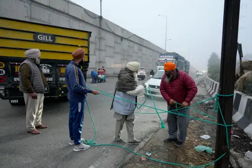 Punjab farmers strengthen ongoing protest with statewide bandh