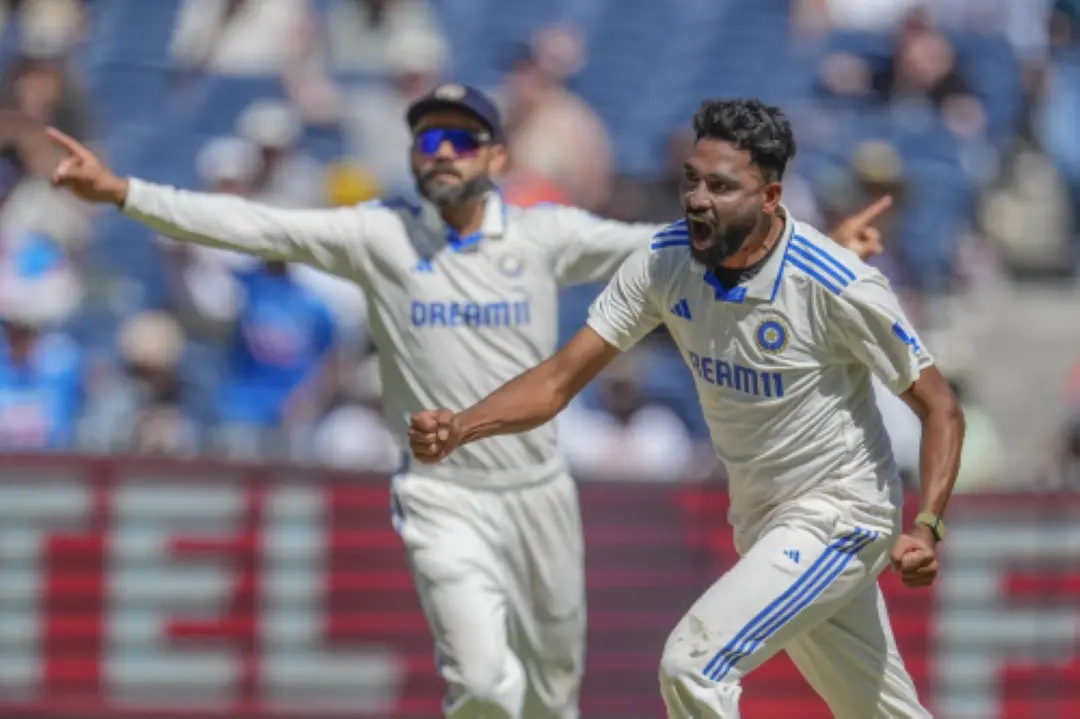 Mohammed Siraj, left, and Virat Kohli celebrates during play on the day four of the fourth cricket test between Australia and India at the Melbourne Cricket Ground. | Photo: AP