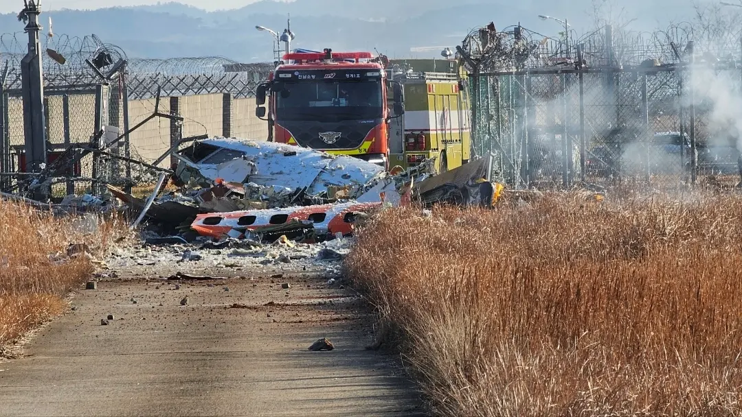 Fire engines work to extinguish a fire at the Muan International Airport in Muan, South Korea | Photo: AP