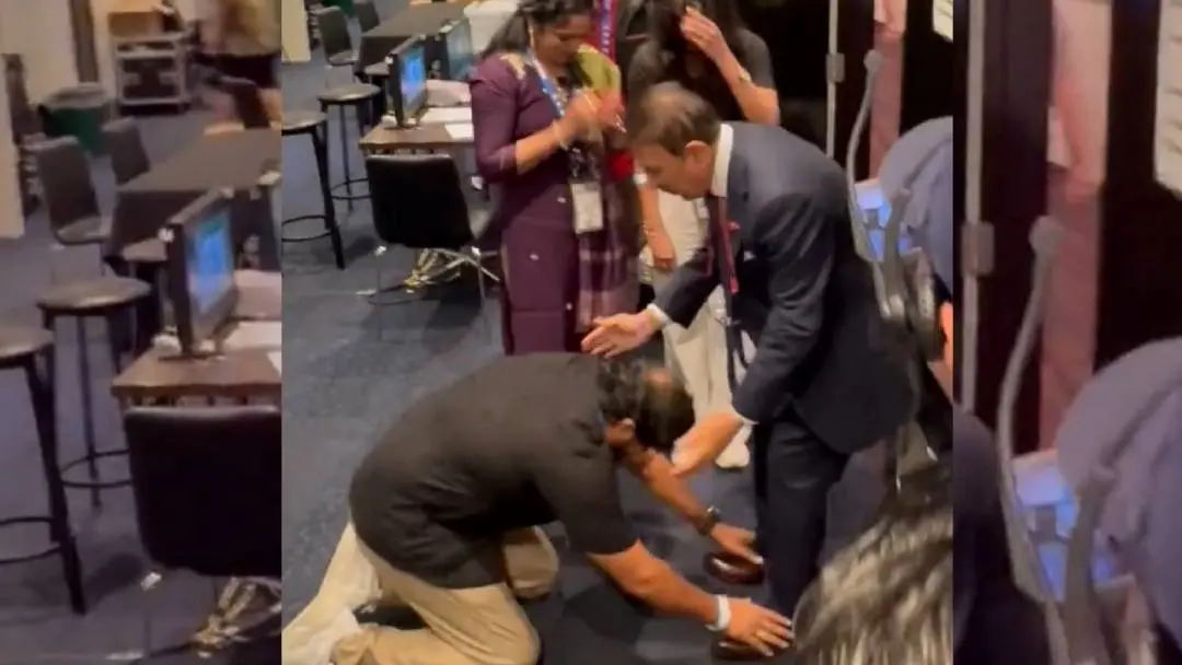 Mutyala Reddy touches Gavaskar's feet. | Screengrab/X