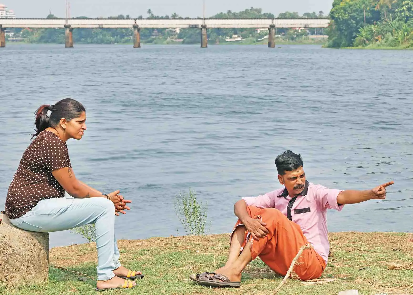 Vinu shows Rinku the place where the dead body was taken by drowning in the Aluva region of Periyar river the other day | Mathrubhumi
