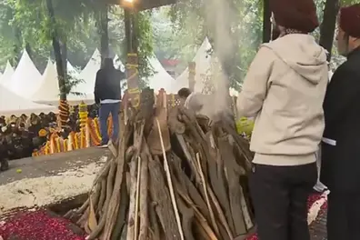 Dr Manmohan Singh cremated at Nigambodh Ghat; Top leaders attend funeral | VIDEO