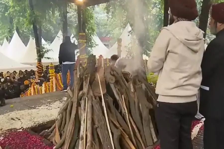 Dr Manmohan Singh cremated at Nigambodh Ghat; Top leaders attend funeral | VIDEO