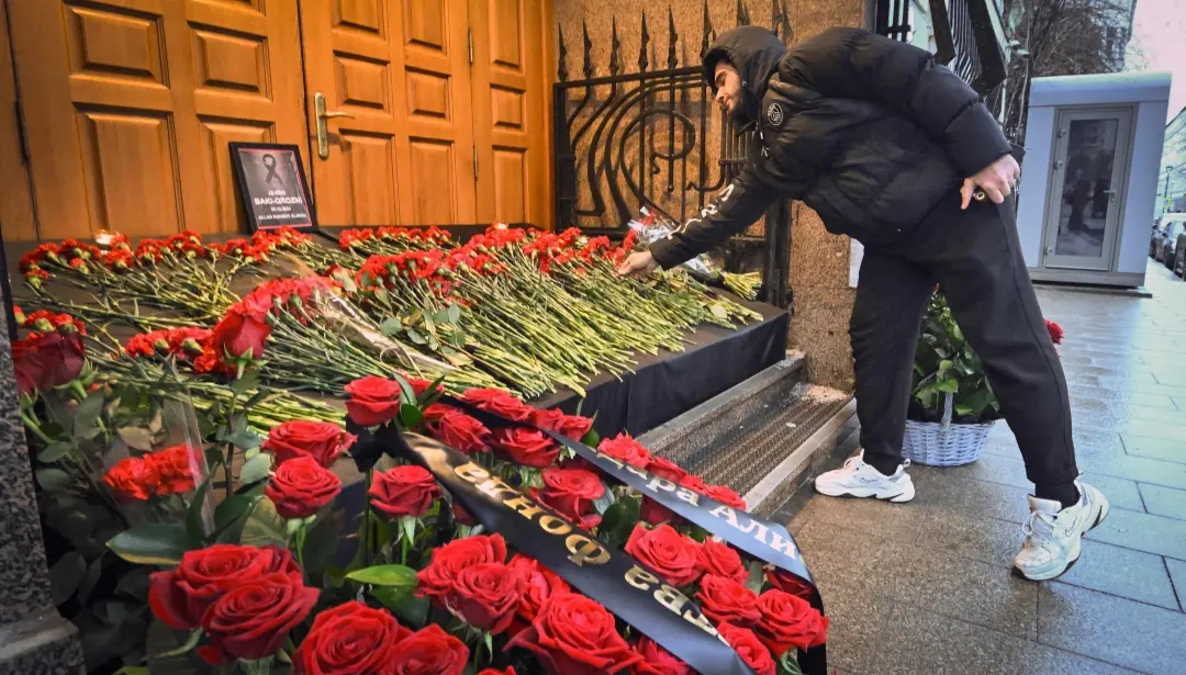 A man lays flowers to Azerbaijan's Embassy in Moscow on Thursday | Photo: AFP
