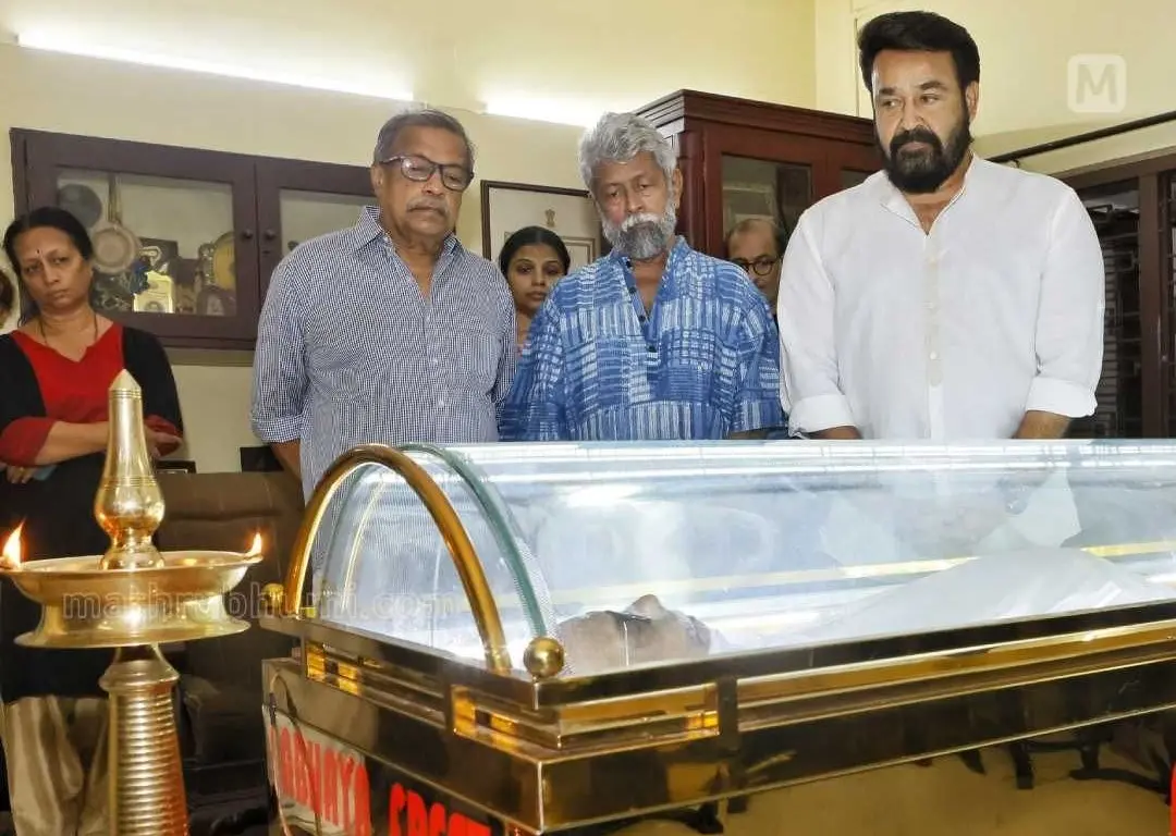 Mohanlal, who arrived at Sitara in Kozhikode at 5 am on Thursday, pays his last respects to MT Vasudevan Nair. TK Rajeev Kumar and Babu Baby Marine are also present. | Photo: KG Girish Kumar
