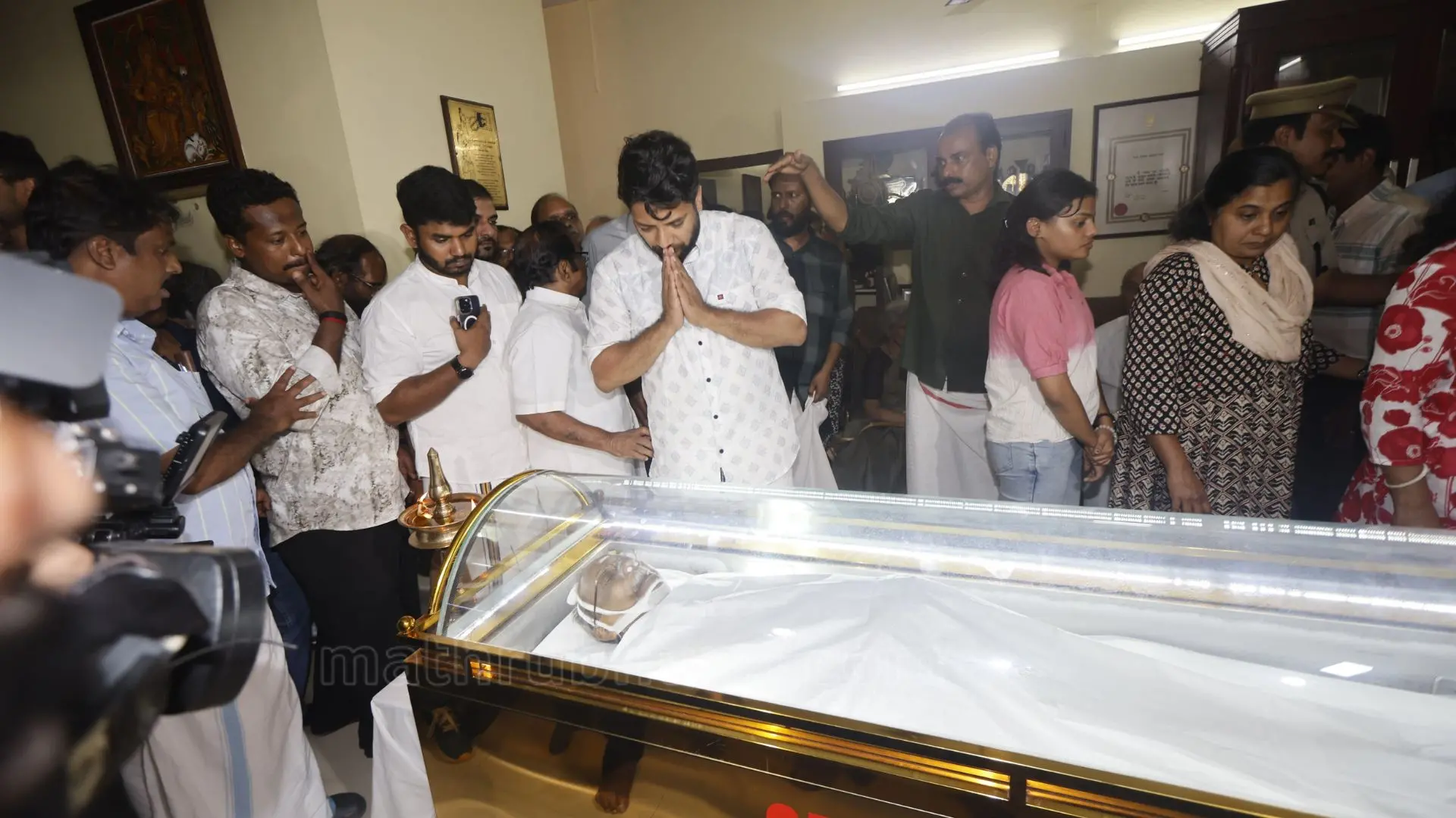 Shafi Parambil paying respects to MT