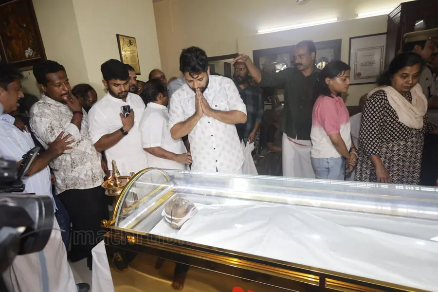 Thousands pay tribute to beloved MT despite his final wish
