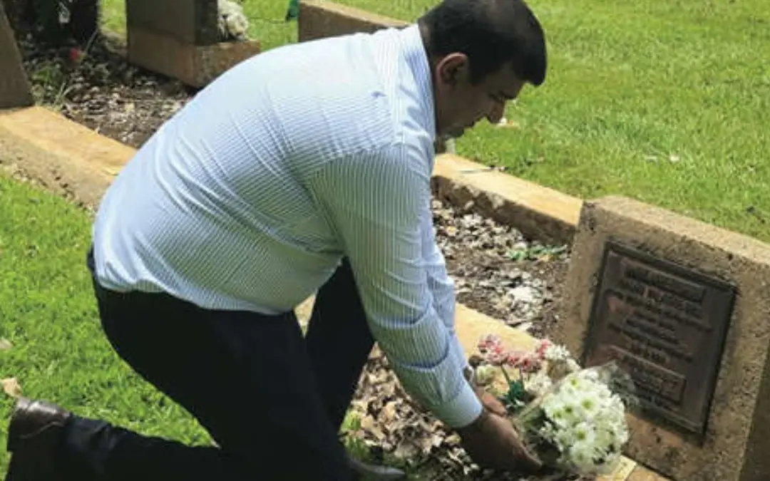 Jinson Anton Charles lays floral wreath to honour Malini's memory. | Photo: Arranged