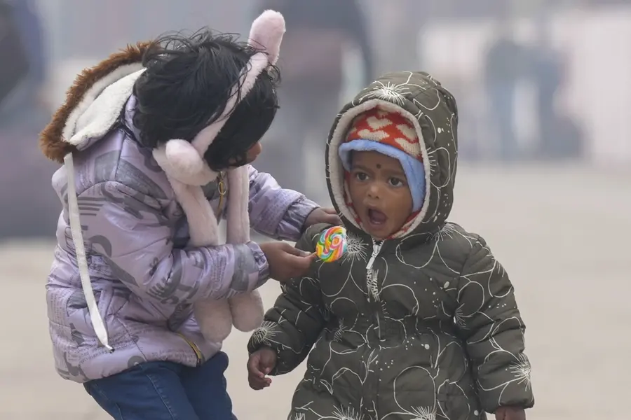 Dense fog, cold wave grip Delhi on Christmas; AQI hits 'very poor' levels