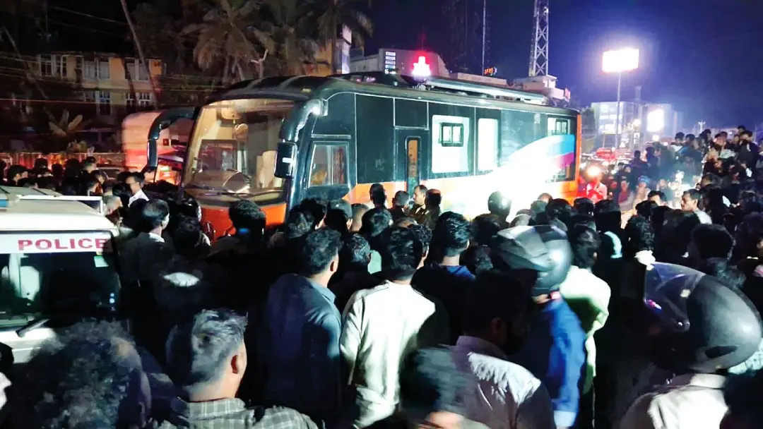 People gather around the caravan where two were found dead | Photo: Mathrubhumi