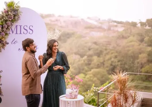 PV Sindhu with fiancé Venkata Datta | Photo: Instagram / PV Sindhu