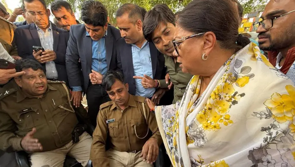 Vasundhara Raje with the injured cops | Twitter