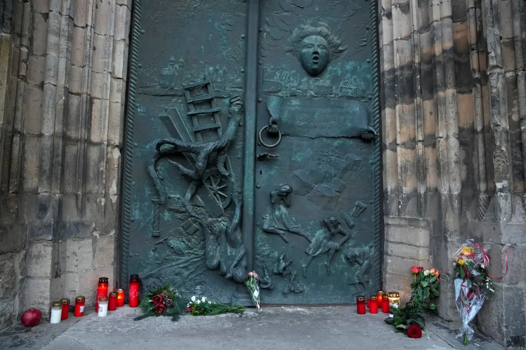Flowers and candles are placed outside St. John's Church near a Christmas Market, where a car drove into a crowd on Friday evening, in Magdeburg, Germany | Photo: AP