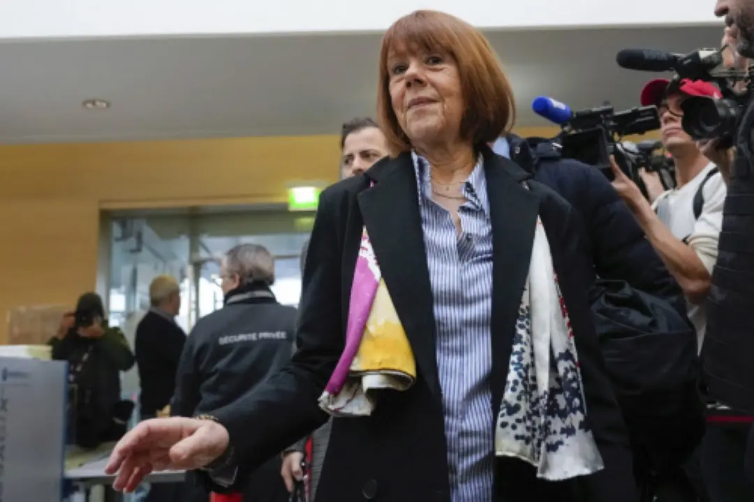 Gisele Pelicot, who was allegedly drugged by her now former husband so that he and others could assault her, arrives at the court house wearing a scarf printed with artwork of Martu woman, Mulyatingki Marney, in Avignon, southern France. | Photo: AP