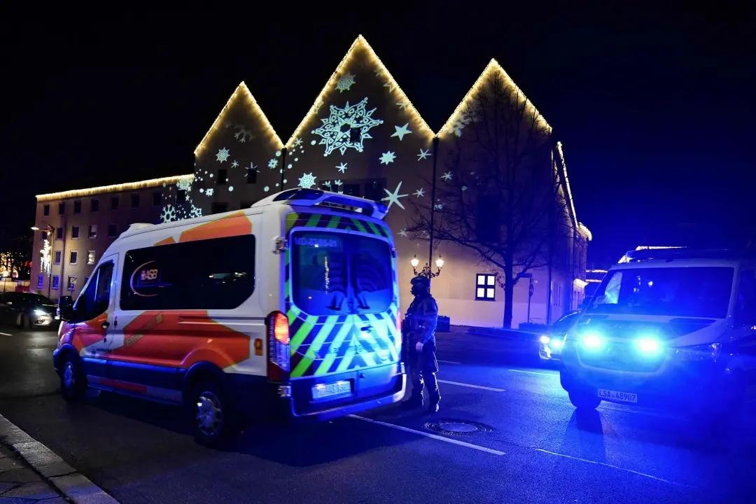Police and ambulances work next to the Christmas market, where a car crashed into a crowd injuring between '60 and 80 people', according to a spokesman for the local rescue service | Photo: AFP