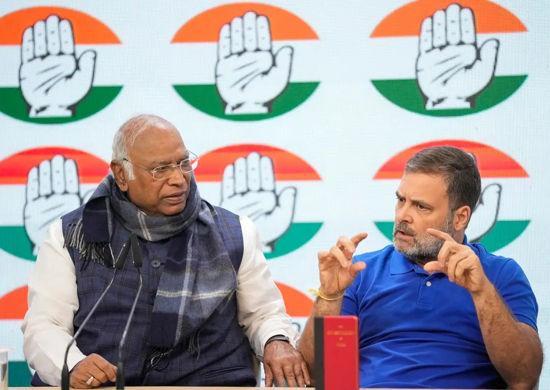 Congress President Mallikarjun Kharge with LoP in the Lok Sabha and party MP Rahul Gandhi during a press conference | Photo: PTI