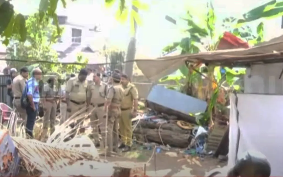 സംഭവസ്ഥലത്ത് പോലീസ് പരിശോധന നടത്തുന്നു | Photo: Screengrab / Mathrubhumi news