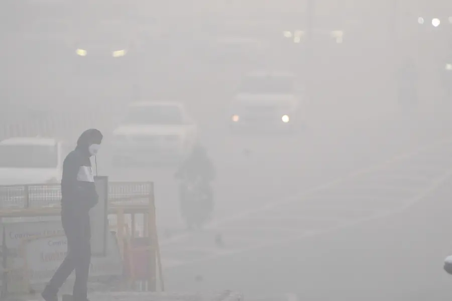 Delhi-NCR chokes as smog thickens; Air quality stays in ‘severe’ category | VIDEO