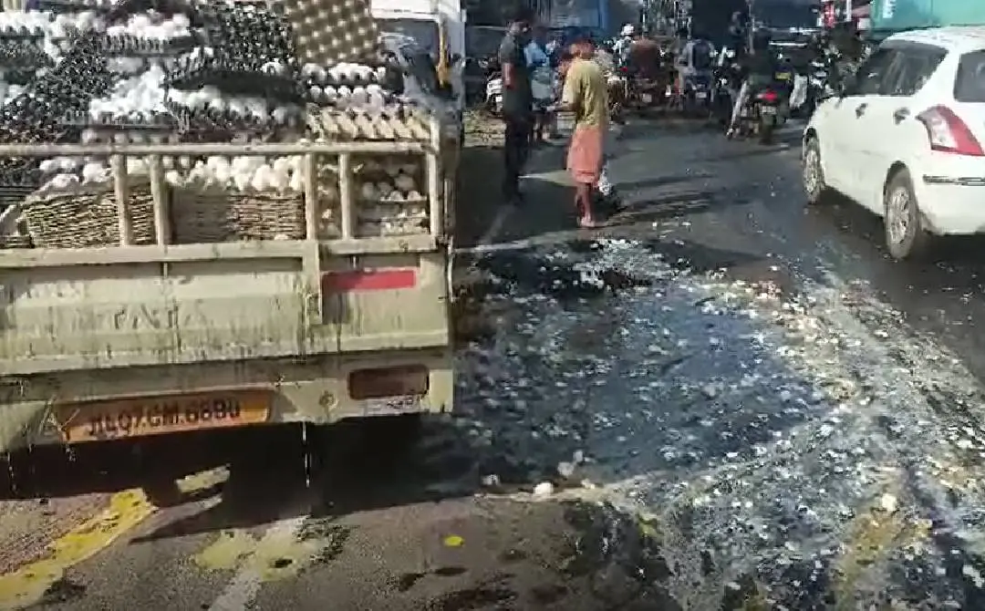 അപകടത്തിൽ പൊട്ടിയ പതിനായിരക്കണക്കിന് മുട്ട റോഡിൽ പരന്ന നിലയിൽ