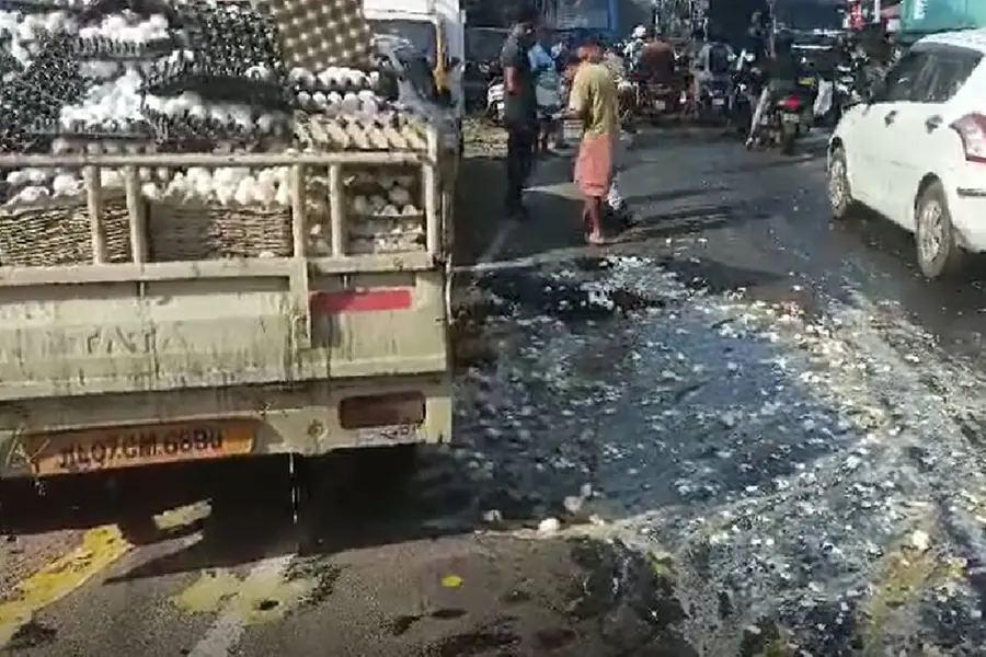 ആലുവയില്‍ മുട്ട കയറ്റിവന്ന ലോറിക്കുപിന്നില്‍ ബസ്സിടിച്ചു; 20,000ത്തോളം മുട്ട പൊട്ടി റോഡിലൊഴുകി