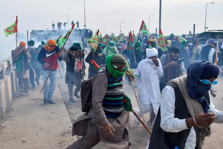 Farmers stopped at Punjab-Haryana border, teargas shells fired
