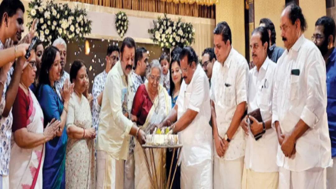 Sharada Teacher cuts the cake | Photo: MBI
