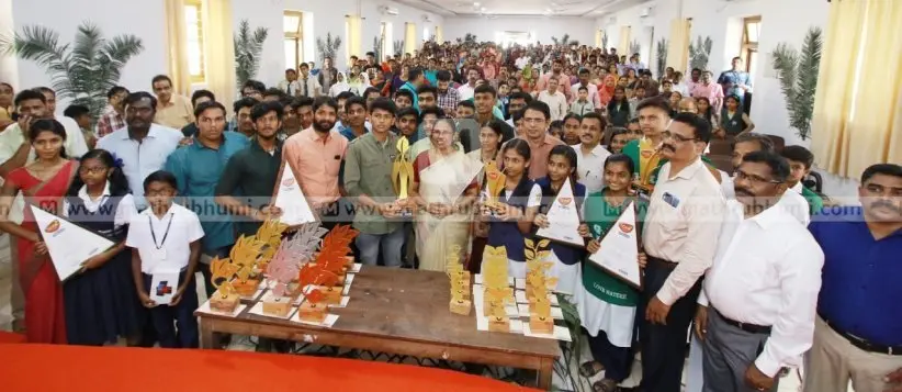 Minister KK Shailaja with the winners of Mathrubhumi SEED ' Harida Vidyalayam' award and other dignitaries. Photo- Latheesh Poovathur