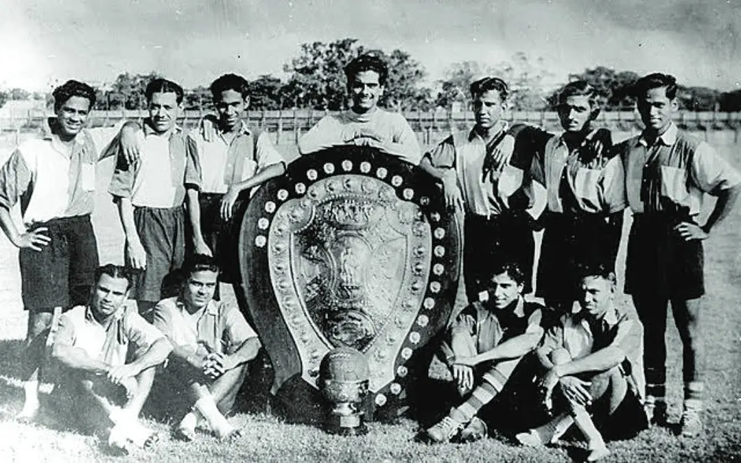 East Bengal team. Among the players, third from the left is Kottayam Saleh. | Photo: Arranged/MBI Archives