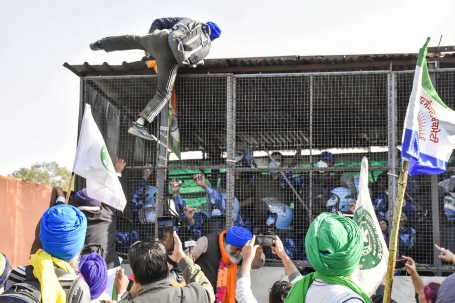 Farmers' protest: Haryana Police uses teargas to disperse protesters