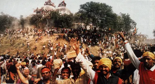Kar sevaks demolishing Babri masjid