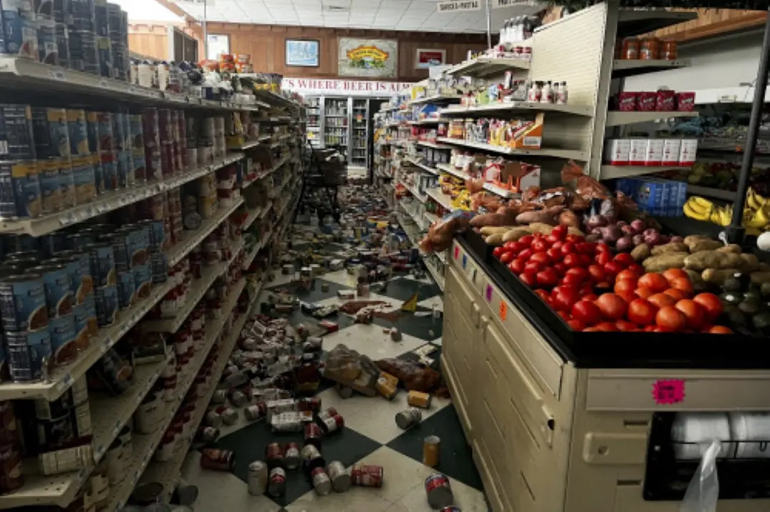 Drinks and other food items are toppled on the floor inside Hoby's Market and Deli after a 7.0 magnitude earthquake n Scotia, Calif. | Photo: AP