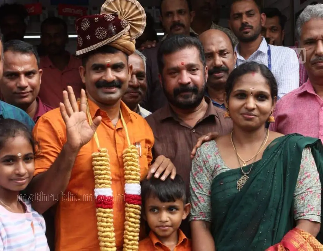പൂജ ബംപര്‍ ലോട്ടറിയുടെ ഒന്നാം സമ്മാനം അടിച്ച കൊല്ലം കരുനാഗപ്പള്ളി സ്വദേശി ദിനേശ് കുമാര്‍, ഭാര്യയ്ക്കും മക്കള്‍ക്കുമൊപ്പം| ഫോട്ടോ: സി.ആര്‍. ഗിരീഷ് കുമാര്‍