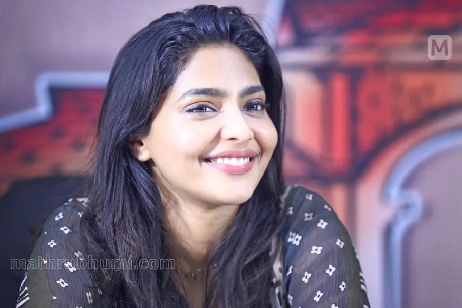 ‘Nothing brewing here’: Aishwarya Lekshmi quells rumours of dating Tamil actor