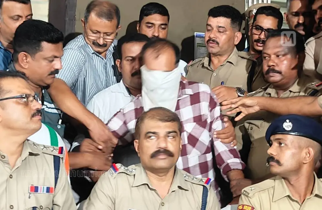പ്രതിയെ മാധ്യമങ്ങൾക്കുമുന്നിൽ ഹാജരാക്കിയപ്പോൾ | ഫോട്ടോ: സി. സുനില്കുമാര്/ മാതൃഭൂമി