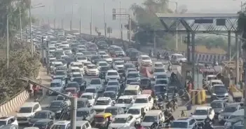 Heavy traffic witnessed at Kalindi Kunj border of Delhi as protesting farmers from Uttar Pradesh are marching to the national capital