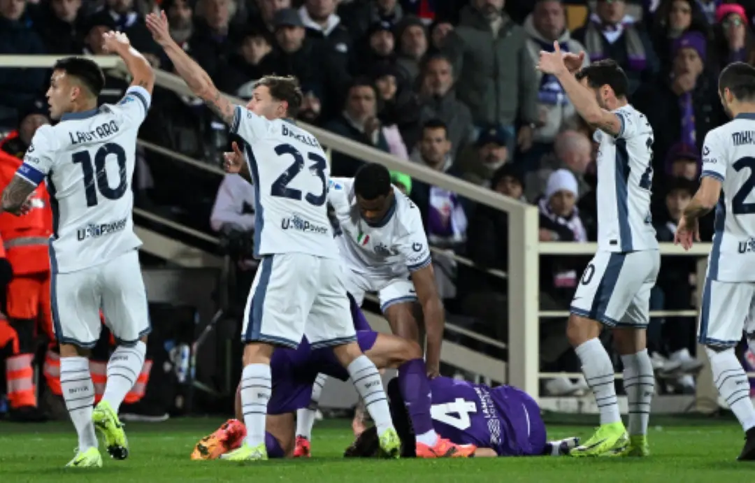 Fiorentina and Inter Milan players call for medics after Italian midfielder #04 Edoardo Bove (C) suddenly collapsed to the ground during the Serie A football match between Fiorentina and Inter Milan at the Artemio Franchi stadium in Florence. | Photo: AFP
