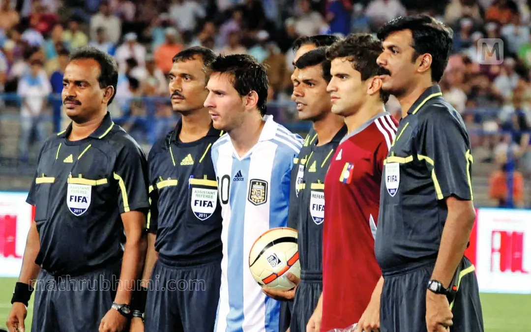 Match officials with the captains ahead of the Argentina-Venezuela match at the Salt Lake Stadium in Kolkata on September 2, 2011. From left: Francisco Fernandes, Biplab Poddar, Lionel Messi, Rowan Arumughan, Venezuelan captain Rincón, and Dinesh Nair. | Photo: B Muraleekrishnan (File photo)